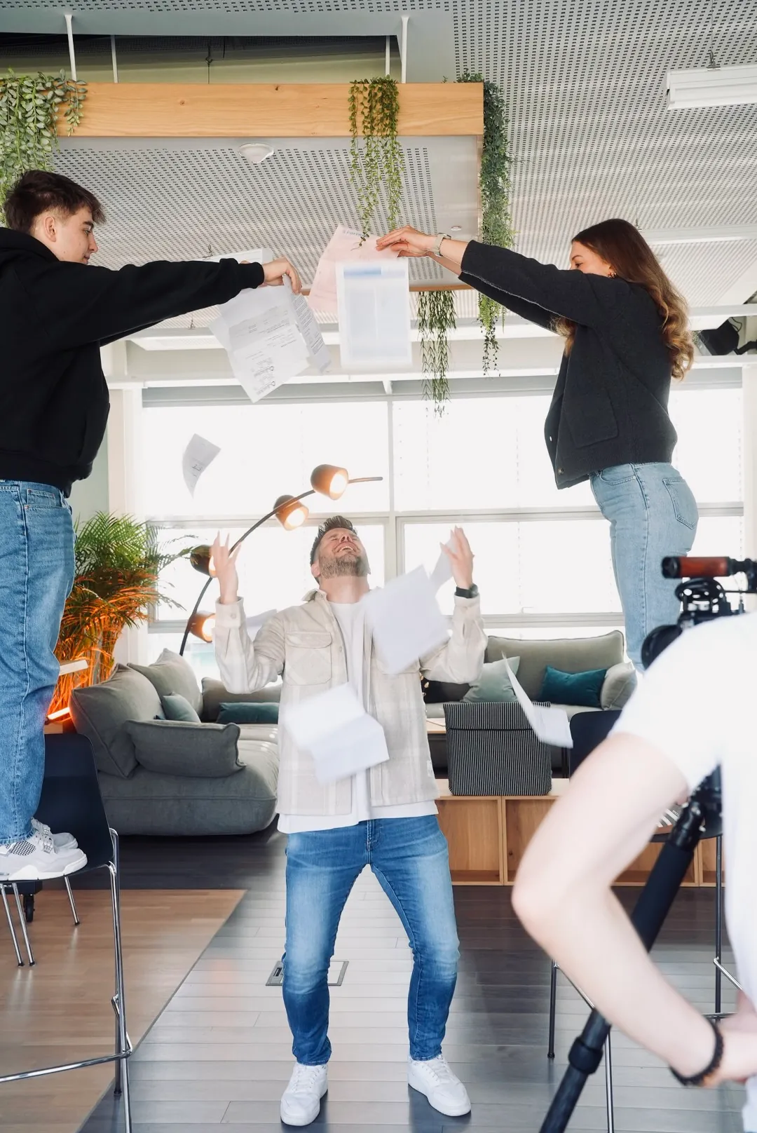 Dreh einer Szene, in der Papier durch ein Büro fliegt