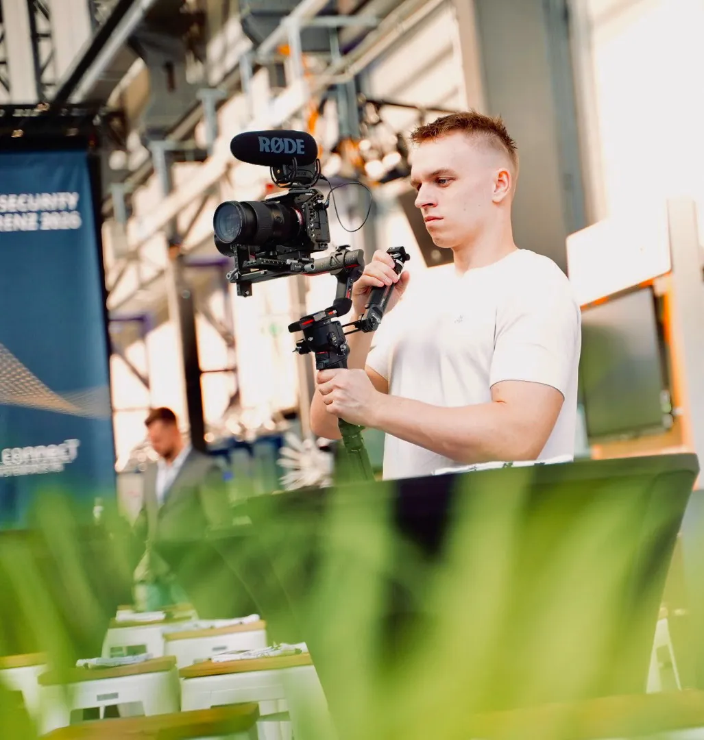 Videograf mit Gimbal-Kamera auf einer Veranstaltung