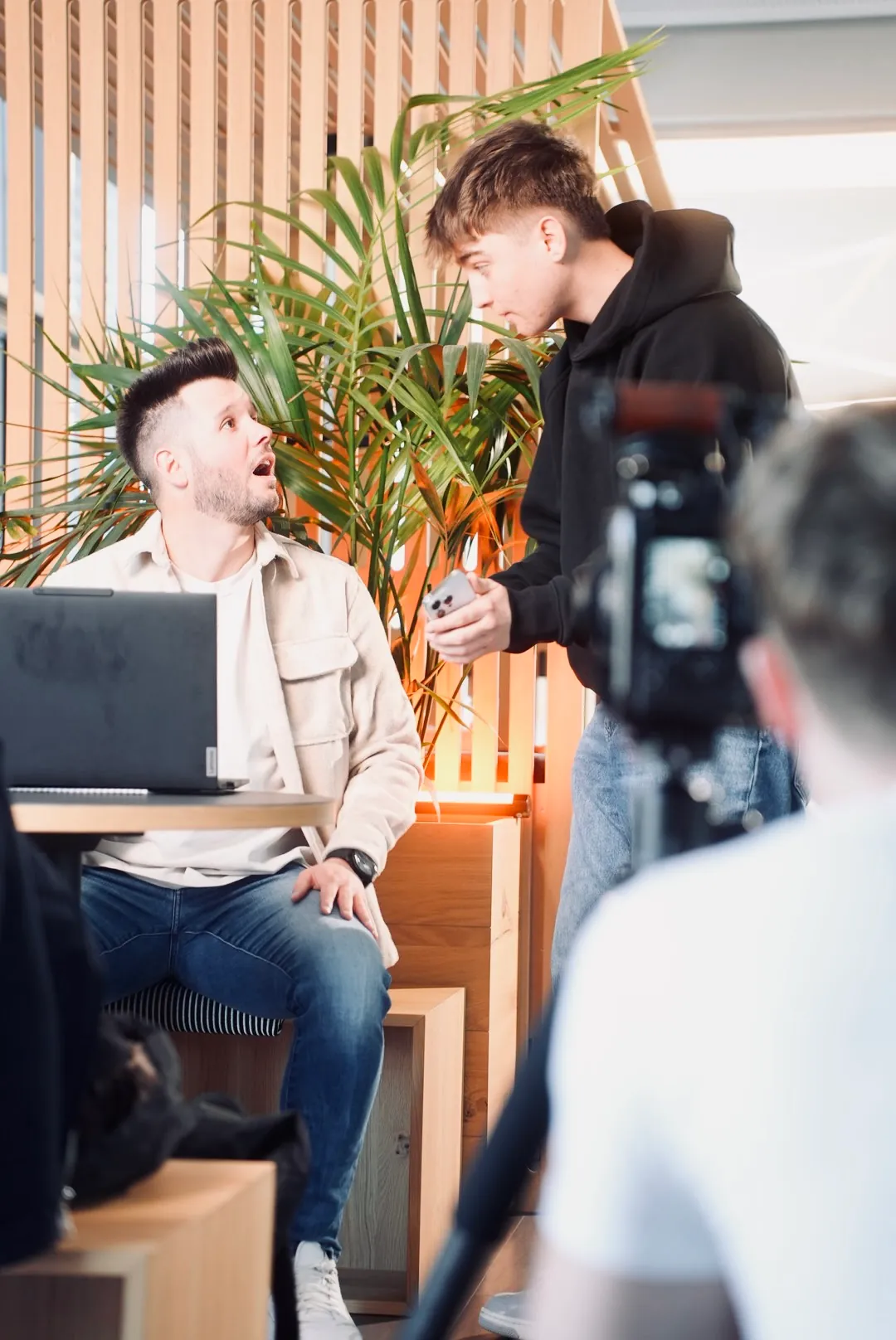 Absprache mit einem Interviewpartner vor dem Dreh