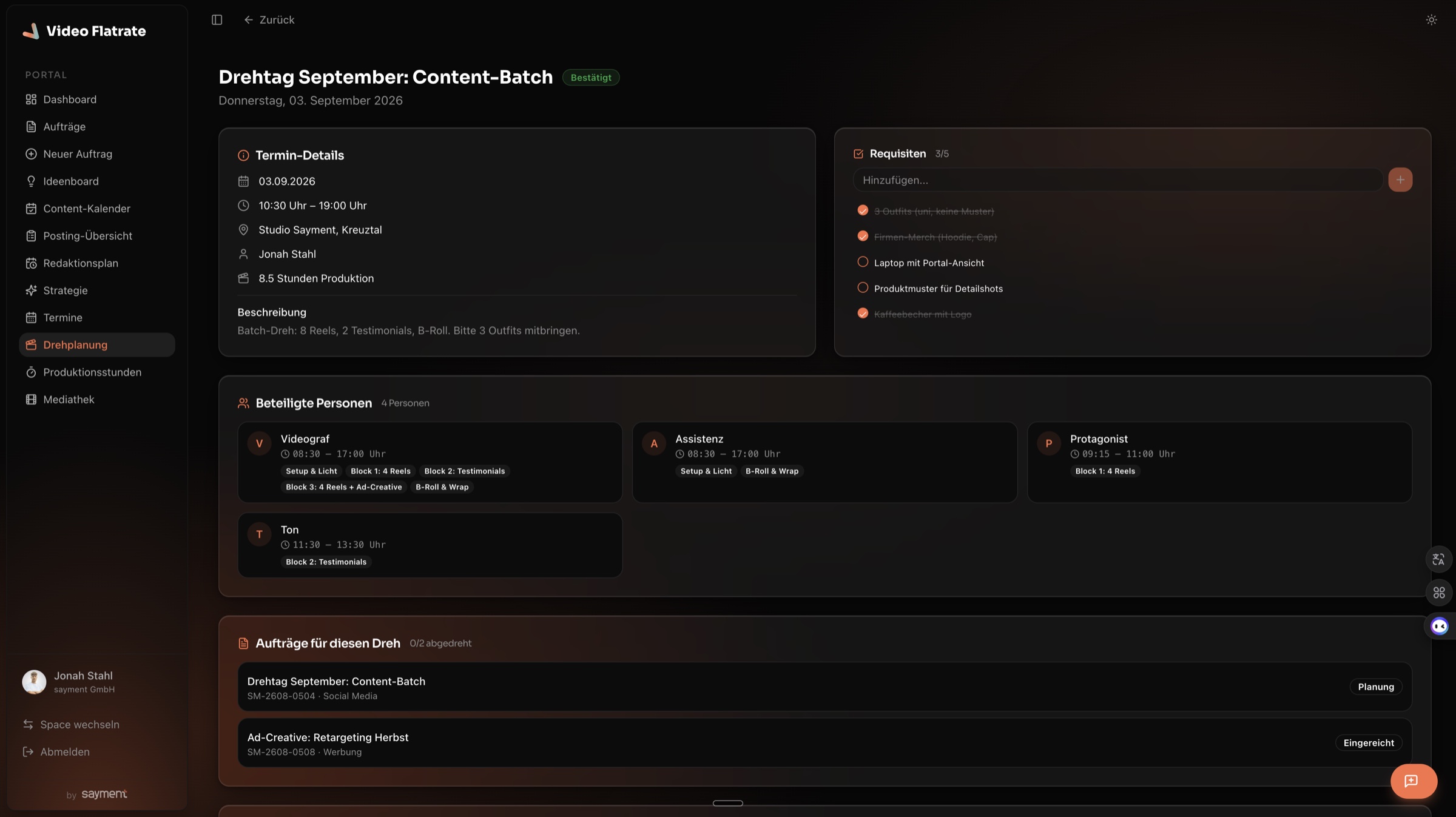 Drehplanung im Portal: Termin-Details mit Uhrzeit und Ort, Requisiten-Checkliste, beteiligte Personen mit ihren Blöcken und die Aufträge, die an diesem Tag abgedreht werden.