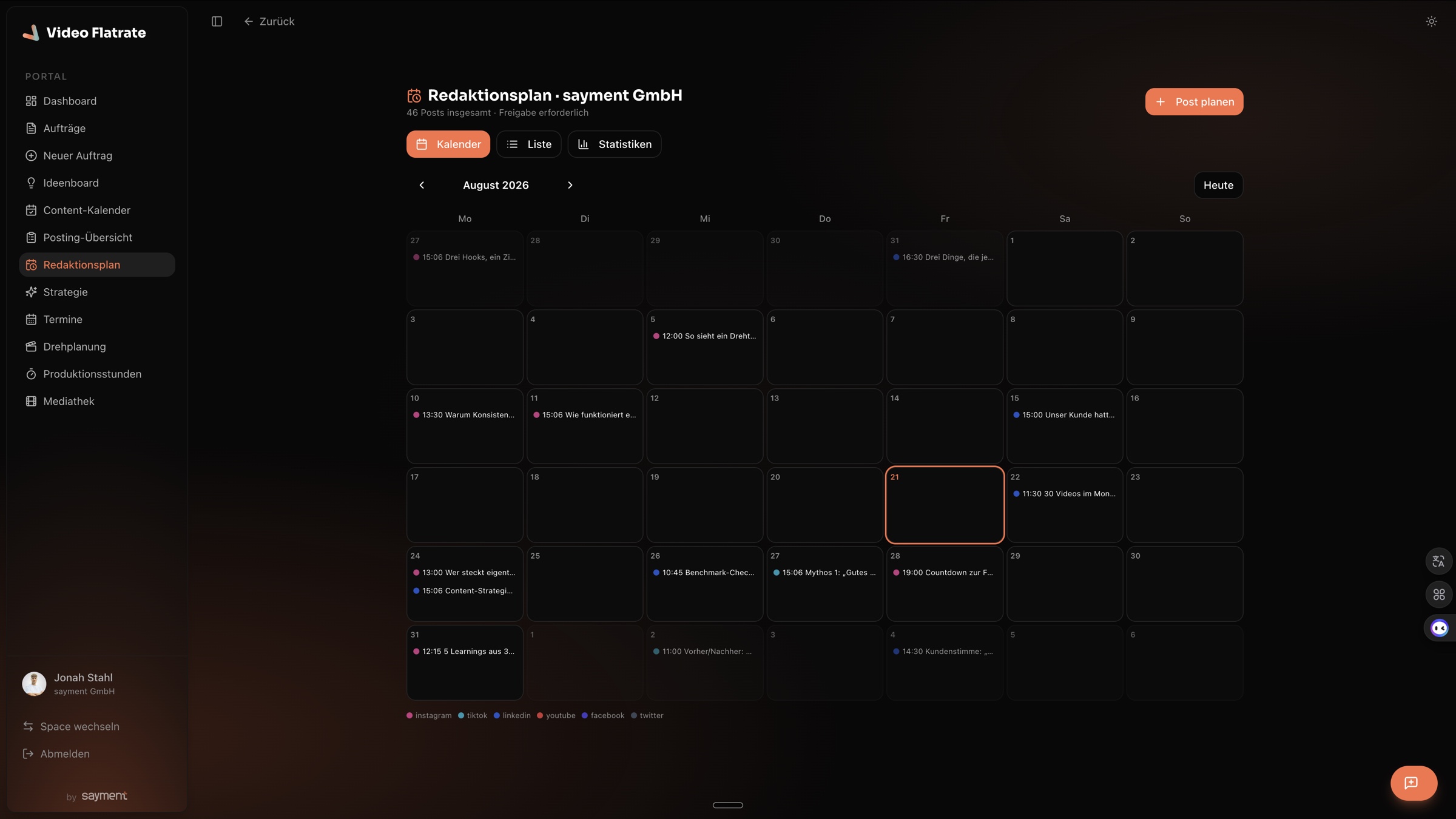 Redaktionsplan im sayment-Portal: Kalender mit 46 geplanten Posts über Instagram, TikTok, LinkedIn, YouTube und Facebook.